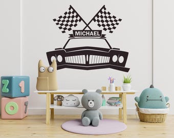 Autocollant mural en vinyle pour voiture avec drapeau de course, nom personnalisé, décoration murale, salle de jeux pour enfants, chambre pour garçons, art mural, autocollant mural pour chambre à coucher, 660LU