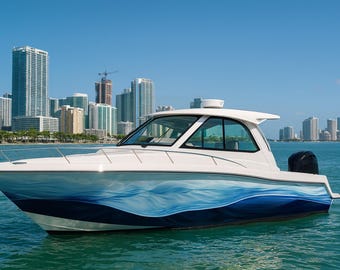 Könnte beinhalten: Ein weißes Motorboot mit blauen wellenartigen Designs am Rumpf befindet sich auf dem Wasser. Das Boot hat eine Windschutzscheibe und eine Radarkuppel. Hohe Gebäude befinden sich im Hintergrund unter einem klaren blauen Himmel.