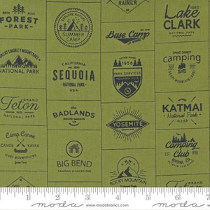 松材の木製キャンプバッジ - 1/2ヤード単位、連続カット - Sweetwater製、Moda Fabrics