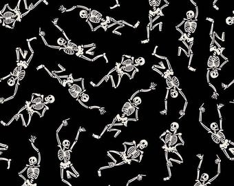 Napperons mensuels 2 octobre squelettes en noir - par incréments de 1/2 mètre, coupés en continu - par Hester & Cook pour Riley Blake Designs