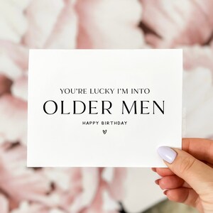 Carte d'anniversaire drôle, vous avez de la chance, j'aime les hommes plus âgés, carte d'anniversaire, carte d'anniversaire pour mari, carte d'anniversaire pour lui, anniversaire pour lui