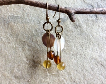 Amber glass pearl and mother of pearl earrings, antique brass hooks, without nickel, amber drop pendant earrings, tribal style, boho style