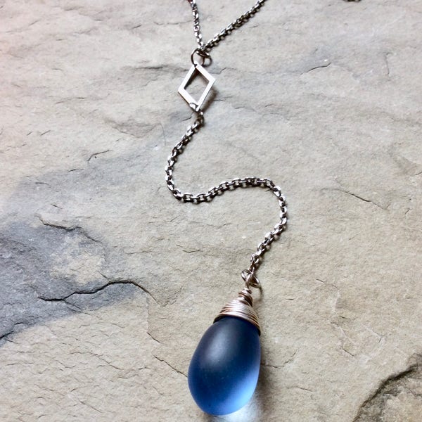 Collier en Y avec perle de verre bleue givrée, perle emballée d'argent plaqué, chaîne d'acier inoxidable, losange au centre, long pendant