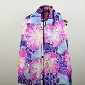 Écharpe en soie peinte à la main - Purple Allure- écharpe à fleurs-fleurs violettes- écharpe violette-écharpe de créateur