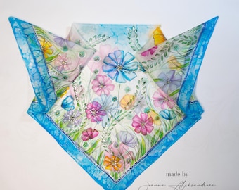 Könnte beinhalten: Ein quadratischer Schal mit floralem Muster. Der Schal hat einen weißen Hintergrund mit bunten Blumen in Blau-, Rosa-, Gelb- und Lilatönen. Der Rand ist hellblau mit Marmoreffekt. Der Text "made by Joanna Aleksandrova" ist sichtbar.