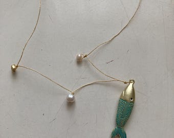 Collar de peces, conchas y perlas