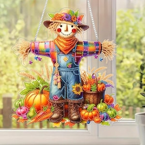 Può includere: Decorazione da appendere a forma di spaventapasseri colorato. Lo spaventapasseri indossa un cappello di paglia, una sciarpa arancione e una salopette di jeans. Circondato da zucche, zucche e un cesto del raccolto. Ideale per l'arredamento autunnale.