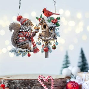Kit de pintura de diamantes "Ardilla navideña festejando en el comedero de pájaros": incluye atrapasol, accesorios y gemas.