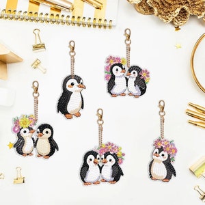 5 adornos/dijes de pareja de pingüinos hechos a mano con un diseño de doble cara, kit de pintura con diamantes, incluye herramientas y diamantes de imitación