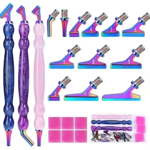 Puede incluir: Un conjunto de 10 herramientas de pintura de diamantes con puntas intercambiables. Las herramientas tienen acabados arcoíris iridiscentes y están numeradas del 1 al 10. El conjunto también incluye tres mangos con acabados de purpurina en azul, morado y rosa. También hay seis almohadillas de cera rosa y tres pares de pinzas.