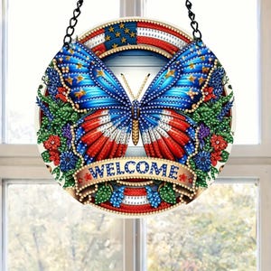 Letrero de bienvenida con mariposa patriótica: kit de pintura de diamantes DIY, atrapasol colgante de una sola cara con herramientas y cadena