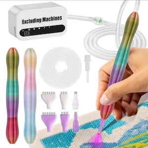 以下が含まれることがあります： 「Excluding Machines」と書かれた白いデバイス、グラデーションカラーのペン、さまざまなアプリケーターチップを備えたダイヤモンドペインティングキット。 ペンは、部分的に完成したダイヤモンドアート作品の上に保持されています。