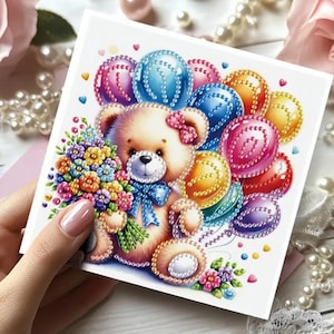 Tarjetas de cumpleaños de osito de peluche: juego de 6 kits de pintura de diamantes DIY con gemas brillantes, herramientas y sobres. Globos y regalos para fiestas.