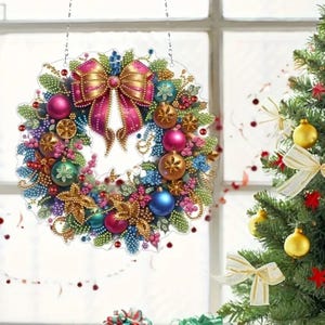 Couronne de Noël colorée avec noeud rose et décorations - Kit de peinture diamant attrape-soleil recto-verso