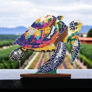 Decoración de mesa de madera con forma de tortuga marina colorida: kit de pintura de diamantes DIY con herramientas y diamantes de imitación. Exhibición de artesanía de animales marinos de una sola cara.