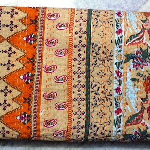 Op de afbeelding: Een kantha-deken met een beige achtergrond en kleurrijke bloemen- en paisleypatronen. De deken is gemaakt van katoen en is met de hand gestikt.