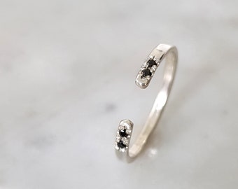 Silber Onyx Ring, Silber zierliche Ringe, schwarzer Onyx Ring, offener Ring, minimalistischer Schmuck, schwarzer Stein Ring, verstellbarer Ring, filigraner Ring