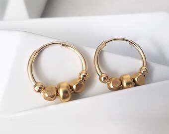 Pendientes de aro de oro diminutos, aros de oro pequeños, pendientes de aro rellenos de oro, pendientes de aro de cuentas, pendientes de aro pequeño, joyas de pascua