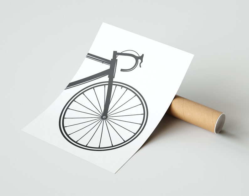 Pu&ograve; includere: Un'illustrazione in bianco e nero di una bicicletta con una sola ruota visibile. La ruota ha i raggi ed &egrave; centrata sulla pagina.