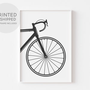 Pu&ograve; includere: Silhouette in bianco e nero di una bicicletta con una sola ruota visibile. La ruota ha i raggi ed &egrave; centrata nell'immagine.