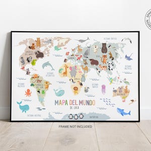 May include: A world map wall art print titled MAPA DEL MUNDO DE LUCA featuring colorful illustrations of various animals placed across the continents and oceans. The map includes labels for oceans and continents in Spanish with a black frame.