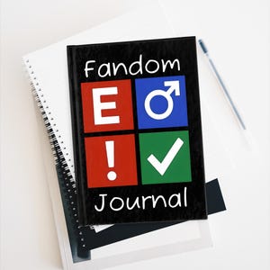 Puede incluir: Un diario negro con las palabras "Fandom Journal" en blanco. La portada presenta una cuadrícula de cuatro cuadrados de colores: rojo con una "E" blanca, azul con un símbolo masculino blanco, rojo con un signo de exclamación blanco y verde con una marca de verificación blanca.