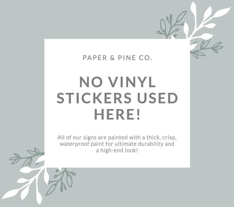 Peut inclure: Un carr&eacute; blanc aux coins arrondis sur un fond bleu clair avec des motifs floraux blancs et gris. Le carr&eacute; contient le texte "PAPER & PINE CO." en gris, suivi de "NO VINYL STICKERS USED HERE!" en gris plus grand. En dessous du texte, une description en gris indique "All of our signs are painted with a thick, crisp, waterproof paint for ultimate durability and a high-end look!"