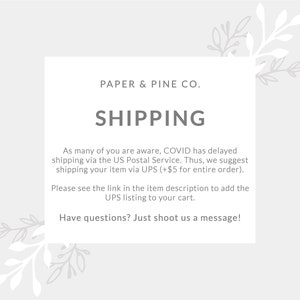 Peut inclure: Un graphique de texte blanc sur un fond gris clair avec le texte "PAPER & PINE CO." et "SHIPPING". Le texte ci-dessous indique "Comme beaucoup d'entre vous le savent, COVID a retard&eacute; l'exp&eacute;dition par le service postal am&eacute;ricain. Ainsi, nous vous sugg&eacute;rons d'exp&eacute;dier votre article via UPS (+$5 pour la commande enti&egrave;re). Veuillez consulter le lien dans la description de l'article pour ajouter la liste UPS &agrave; votre panier. Vous avez des questions ? N'h&eacute;sitez pas &agrave; nous envoyer un message !"
