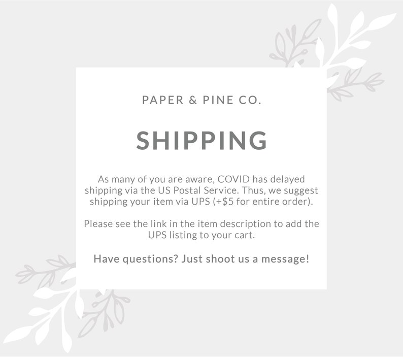 Peut inclure: Un graphique de texte blanc sur un fond gris clair avec le texte "PAPER & PINE CO." et "SHIPPING". Le texte ci-dessous indique "Comme beaucoup d'entre vous le savent, COVID a retard&eacute; l'exp&eacute;dition par le service postal am&eacute;ricain. Ainsi, nous vous sugg&eacute;rons d'exp&eacute;dier votre article via UPS (+$5 pour la commande enti&egrave;re). Veuillez consulter le lien dans la description de l'article pour ajouter la liste UPS &agrave; votre panier. Vous avez des questions ? N'h&eacute;sitez pas &agrave; nous envoyer un message !"