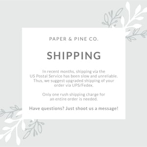 Puede incluir: Un cuadro de texto blanco con un fondo gris y detalles florales. El texto dice "PAPER & PINE CO." y "SHIPPING". El cuadro de texto contiene informaci&oacute;n sobre las opciones de env&iacute;o y sugiere usar UPS/Fedex para una entrega m&aacute;s r&aacute;pida.