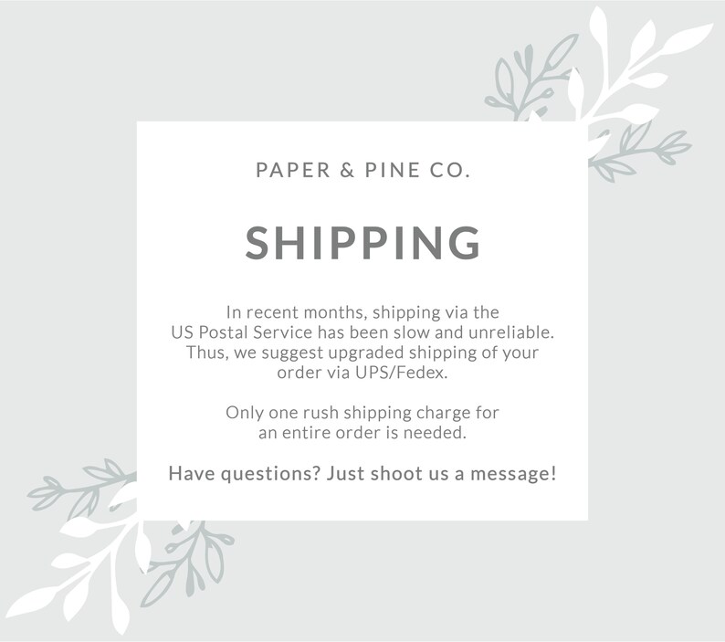 Puede incluir: Un cuadro de texto blanco con un fondo gris y detalles florales. El texto dice "PAPER & PINE CO." y "SHIPPING". El cuadro de texto contiene informaci&oacute;n sobre las opciones de env&iacute;o y sugiere usar UPS/Fedex para una entrega m&aacute;s r&aacute;pida.