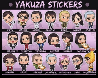 Puede incluir: Un conjunto de 16 pegatinas coloridas con personajes de la serie de videojuegos Yakuza. Las pegatinas están en formato de cuadrícula y presentan personajes como Kiryu, Majima, Nishiki, Daigo, Ryuji, Haruka, Joon-Gi, Akiyama, y más.
