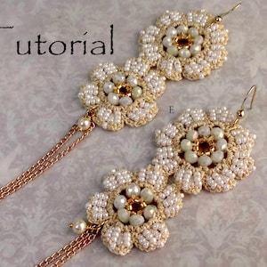 Op de afbeelding: Gehaakte bloemen oorbellen met parel- en kraalaccenten. De oorbellen hebben een bloemenontwerp met een gouden ketting en een pareldruppel. Het woord "Tutorial" is in zwart schrift geschreven. Op een patroonachtergrond.