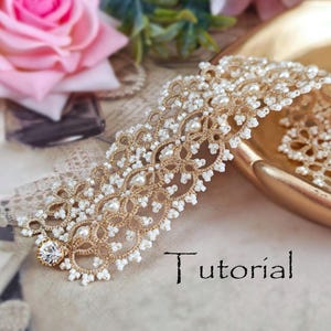 Pu&ograve; includere: Un delicato braccialetto di perline dorate e bianche con un accento di cristallo. Il braccialetto &egrave; realizzato con piccole perline e ha un design a pizzo. La parola "Tutorial" &egrave; scritta sotto il braccialetto.