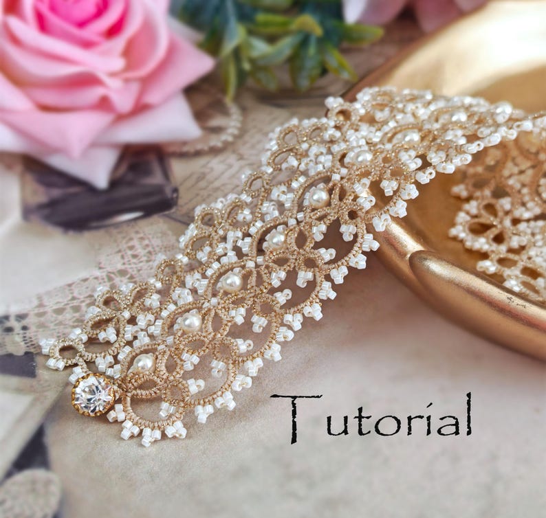 Pu&ograve; includere: Un delicato braccialetto di perline dorate e bianche con un accento di cristallo. Il braccialetto &egrave; realizzato con piccole perline e ha un design a pizzo. La parola "Tutorial" &egrave; scritta sotto il braccialetto.