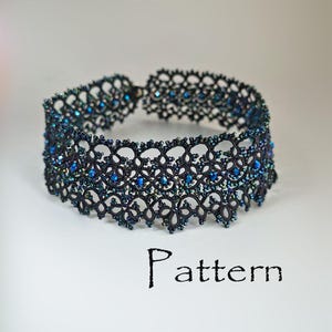 Pu&ograve; includere: Un girocollo nero di perline con un delicato motivo a pizzo e perline blu iridescenti. Il girocollo &egrave; su uno sfondo bianco con la parola "Pattern" scritta sotto.