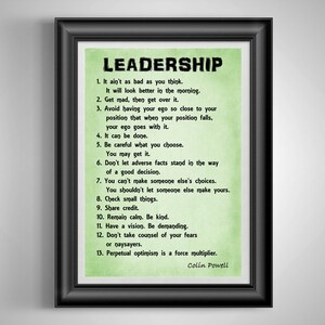 K&ouml;nnte beinhalten: Ein gr&uuml;ner und wei&szlig;er druckbarer Poster mit dem Wort "Leadership" in schwarzem Text. Der Poster listet 13 F&uuml;hrungstipps auf, die Colin Powell zugeschrieben werden.