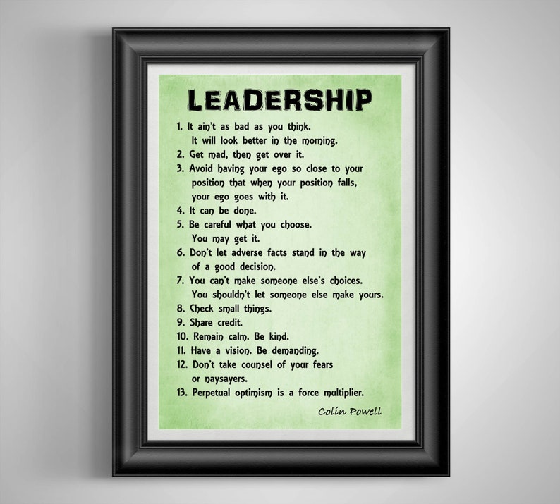 K&ouml;nnte beinhalten: Ein gr&uuml;ner und wei&szlig;er druckbarer Poster mit dem Wort "Leadership" in schwarzem Text. Der Poster listet 13 F&uuml;hrungstipps auf, die Colin Powell zugeschrieben werden.