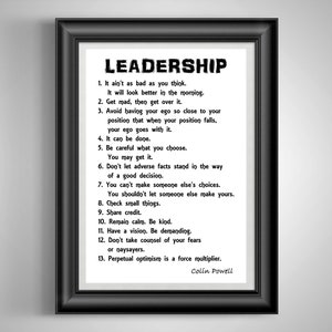 K&ouml;nnte beinhalten: Schwarz-wei&szlig;es druckbares Poster mit dem Wort "Leadership" in gro&szlig;en, fetten Buchstaben oben. Das Poster listet 13 F&uuml;hrungstipps auf, die Colin Powell zugeschrieben werden.