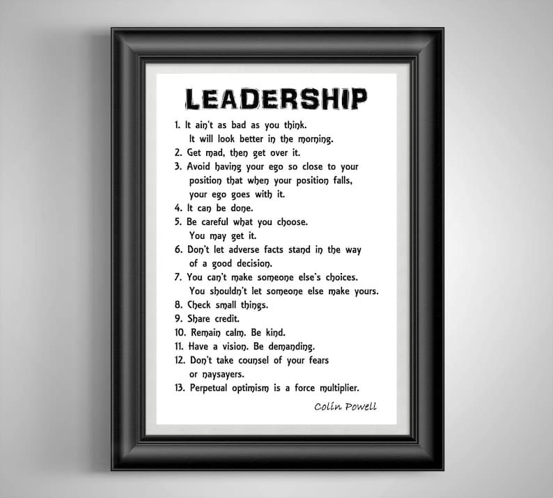 K&ouml;nnte beinhalten: Schwarz-wei&szlig;es druckbares Poster mit dem Wort "Leadership" in gro&szlig;en, fetten Buchstaben oben. Das Poster listet 13 F&uuml;hrungstipps auf, die Colin Powell zugeschrieben werden.