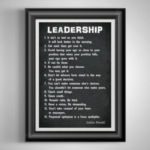 K&ouml;nnte beinhalten: Schwarz-wei&szlig;es Motivationsposter mit dem Wort "Leadership" in gro&szlig;en wei&szlig;en Buchstaben oben. Das Poster listet 13 F&uuml;hrungstipps in Stichpunkten auf, die unten Colin Powell zugeschrieben werden.
