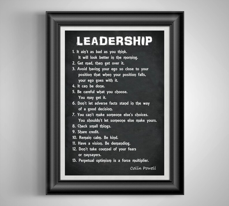 K&ouml;nnte beinhalten: Schwarz-wei&szlig;es Motivationsposter mit dem Wort "Leadership" in gro&szlig;en wei&szlig;en Buchstaben oben. Das Poster listet 13 F&uuml;hrungstipps in Stichpunkten auf, die unten Colin Powell zugeschrieben werden.