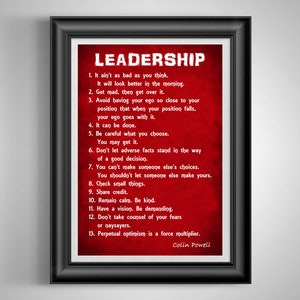 K&ouml;nnte beinhalten: Ein rotes Motivationsposter mit wei&szlig;em Text, der F&uuml;hrungsprinzipien beschreibt, die Colin Powell zugeschrieben werden. Das Poster zeigt 13 F&uuml;hrungstipps, darunter "Es ist nicht so schlimm, wie du denkst", "Werde w&uuml;tend, dann lass es los" und "Unver&auml;nderlicher Optimismus ist ein Multiplikator der Kraft."
