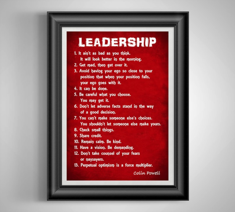 K&ouml;nnte beinhalten: Ein rotes Motivationsposter mit wei&szlig;em Text, der F&uuml;hrungsprinzipien beschreibt, die Colin Powell zugeschrieben werden. Das Poster zeigt 13 F&uuml;hrungstipps, darunter "Es ist nicht so schlimm, wie du denkst", "Werde w&uuml;tend, dann lass es los" und "Unver&auml;nderlicher Optimismus ist ein Multiplikator der Kraft."