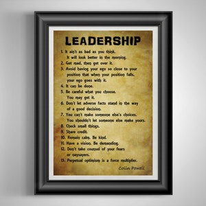 K&ouml;nnte beinhalten: Ein gerahmter Druck mit beigefarbenem Hintergrund und schwarzem Text. Der Text ist eine Liste von F&uuml;hrungstipps, die Colin Powell zugeschrieben werden. Der Titel des Drucks lautet "Leadership".