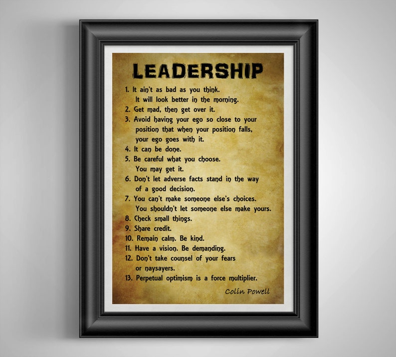 K&ouml;nnte beinhalten: Ein gerahmter Druck mit beigefarbenem Hintergrund und schwarzem Text. Der Text ist eine Liste von F&uuml;hrungstipps, die Colin Powell zugeschrieben werden. Der Titel des Drucks lautet "Leadership".