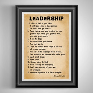 K&ouml;nnte beinhalten: Ein Vintage-Poster mit beigefarbenem Hintergrund und schwarzem Text. Das Poster listet 13 F&uuml;hrungstipps auf, die Colin Powell zugeschrieben werden. Der Titel des Posters lautet "Leadership".