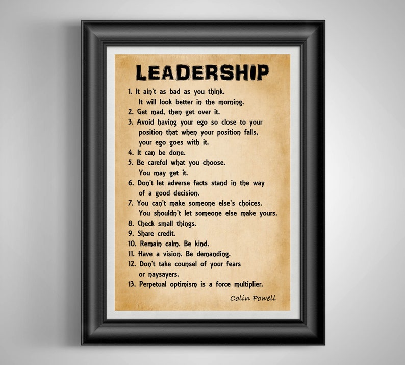 K&ouml;nnte beinhalten: Ein Vintage-Poster mit beigefarbenem Hintergrund und schwarzem Text. Das Poster listet 13 F&uuml;hrungstipps auf, die Colin Powell zugeschrieben werden. Der Titel des Posters lautet "Leadership".
