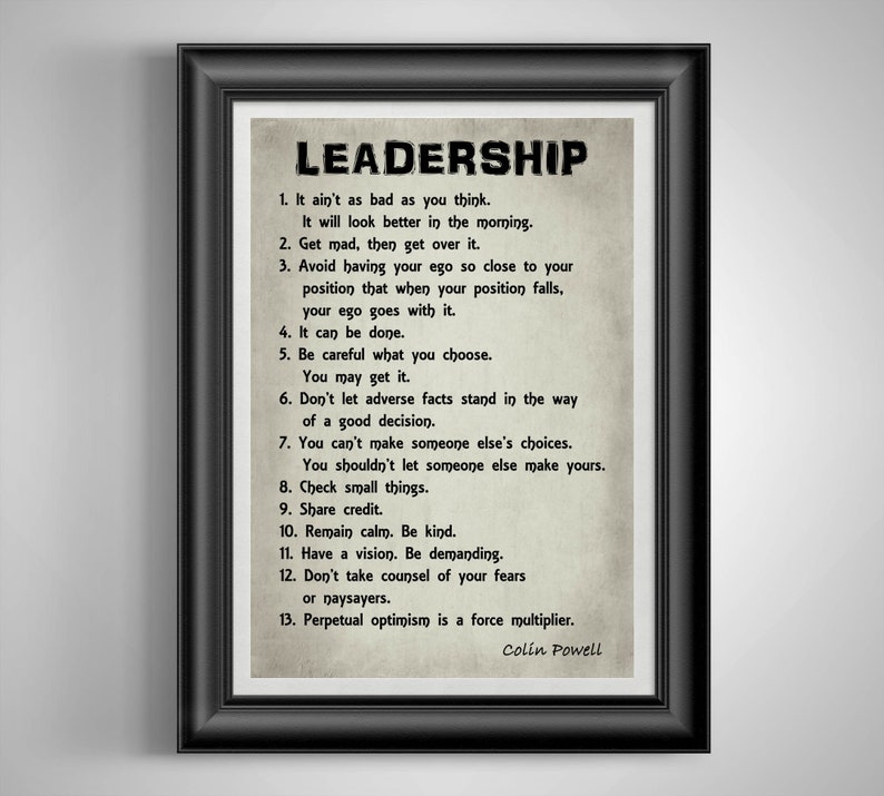 K&ouml;nnte beinhalten: Ein schwarz-wei&szlig;es druckbares Poster mit dem Text "LEADERSHIP" in gro&szlig;en Fettdruckbuchstaben. Das Poster listet 13 F&uuml;hrungstipps auf, die Colin Powell zugeschrieben werden.