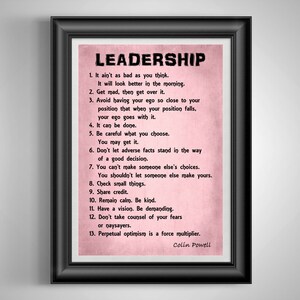 K&ouml;nnte beinhalten: Ein rosa-schwarzer druckbarer Poster mit dem Wort "Leadership" in gro&szlig;en schwarzen Buchstaben oben. Der Poster listet 13 F&uuml;hrungstipps in schwarzem Text auf rosa Hintergrund auf. Der Poster wird Colin Powell zugeschrieben.